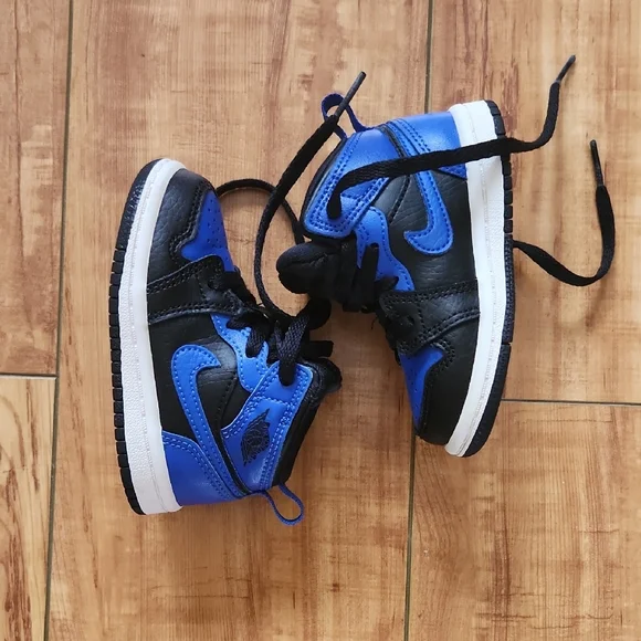 Jordan Black and Blue Iconic Sneakers - Picture 6 of 6